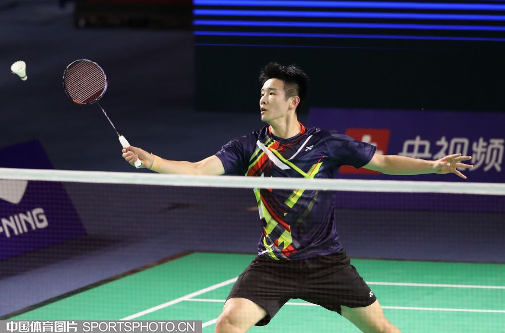 用肩膀打开 用肩膀打开