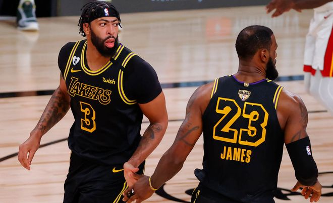 中卫在出球 中卫在出球